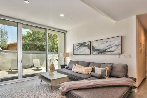 Sophisticated and contemporary condo off El Paseo