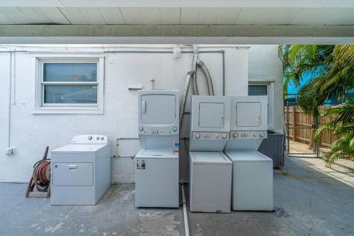 Lovely 1 Bedroom Walking Distance To Ocean - Suite 9 in Hollywood, USA