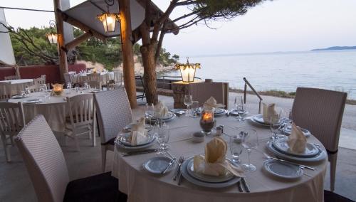 Restorāns, Epavlis Beach Resort in Aghios Emilianos