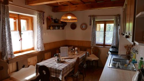 Cesta z mesta na Huty in Huti