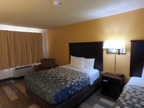 Econo Lodge Inn & Suites Downtown Northeast