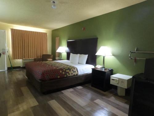 Econo Lodge Inn & Suites Downtown Northeast