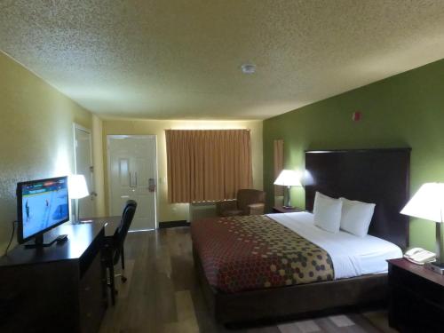 Econo Lodge Inn & Suites Downtown Northeast