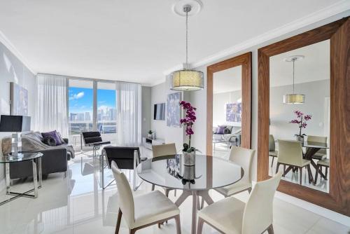 Sky High Penthouse! Water & City Views (top floor)