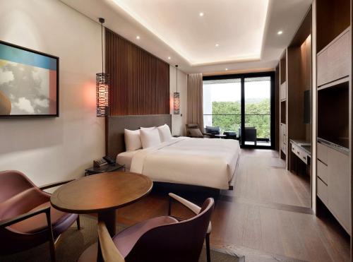 Premium Mountain View King Room: Long Stay (4 Nights Above), F&B Credit 50,000 KRW/Night, Laundry