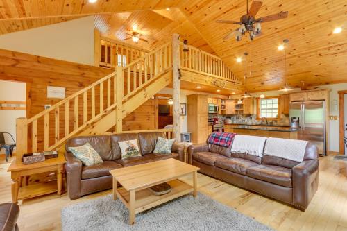 B&B Logan - Rustic Cabin with Hot Tub - 7 Miles to Hocking Hills - Bed and Breakfast Logan