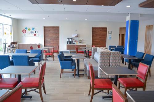 Holiday Inn Express & Suites Raleigh Airport - Brier Creek, an IHG Hotel