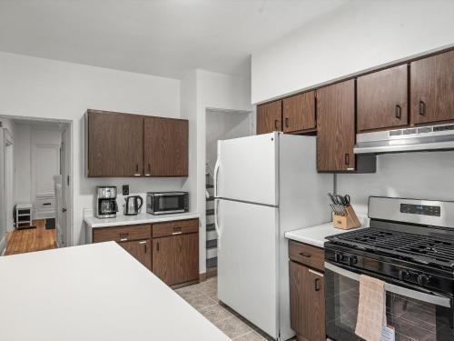 Oakland/University @A Spacious & Modern Private Bedroom with Shared Bathroom in Pittsburgh, USA