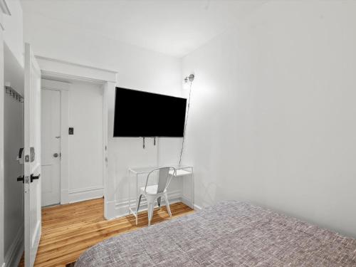 Oakland/University @B Quiet & Stylish Private Bedroom with Shared Bathroom near Katonák és Matrózok Emlékterem