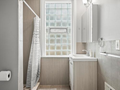 Oakland/University @B Quiet & Stylish Private Bedroom with Shared Bathroom in Pittsburgh, USA