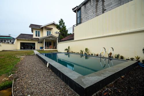 Villa Puncak Kota Bunga, Swarna Villa Swimming Pool