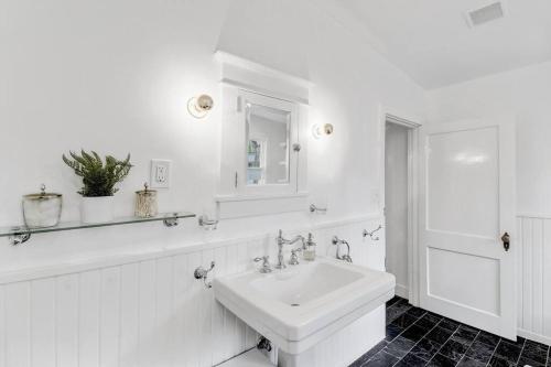 Enchanting Bungalow with Private Detached Studio, Close to South Congress! in Austin, USA