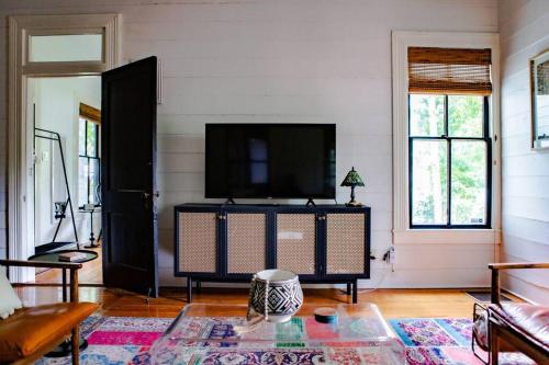 Enchanting Bungalow with Private Detached Studio, Close to South Congress! in Austin, USA