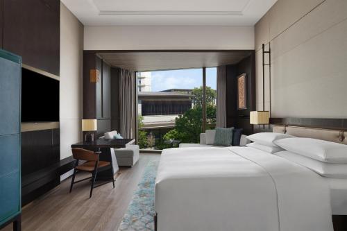 Deluxe King Bed Room room in Guangzhou Marriott Hotel Baiyun