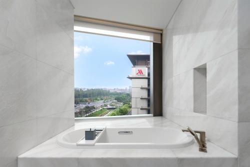 浴室, 廣州白雲國際會議中心越秀萬豪酒店 (Guangzhou Marriott Hotel Baiyun) in 白雲區