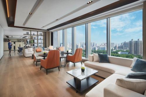 Restaurant, Intercontinental Zhengzhou By IHG near Erqi Strike Monument Tower