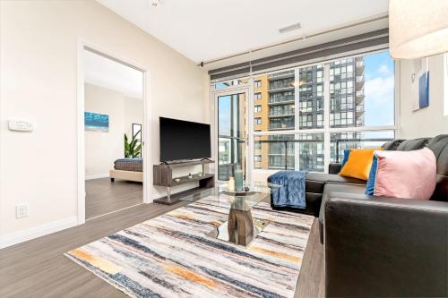 Upscale 1BR Condo - Balcony - Near Victoria Park