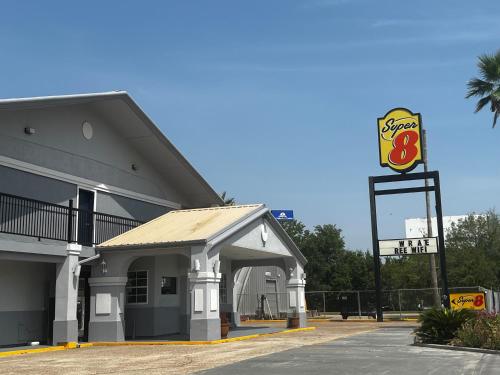 Super 8 by Wyndham La Marque TX/Texas City Area - image 14