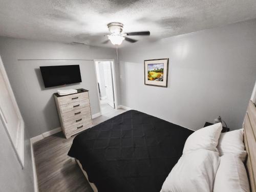 Cozy 3 Bedroom house near Airport/Raymond Stadium/Downtown. in Tampa, USA