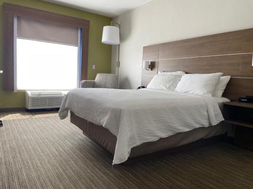 Queen Room with Hearing Mobility Accessible Tub - Non-Smoking