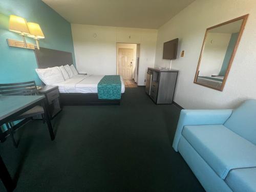 Howard Johnson by Wyndham Galveston - image 14
