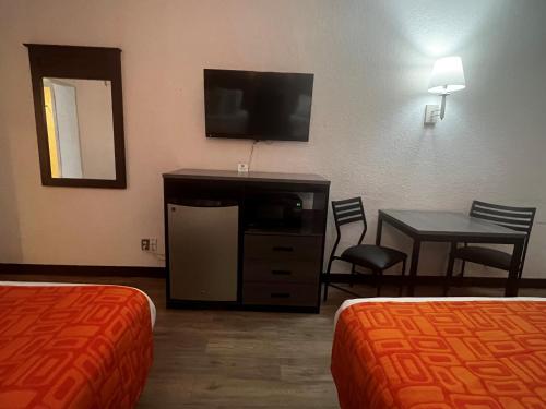 Howard Johnson by Wyndham Galveston - image 12