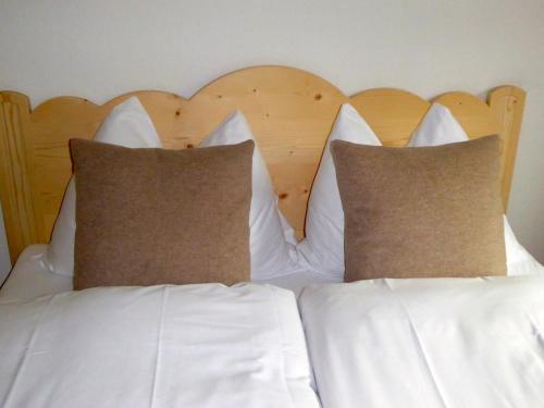 2 twin beds