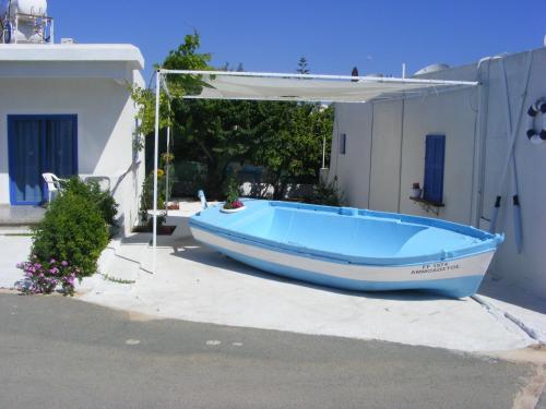 Flokkas Hotel Apartments - image 5