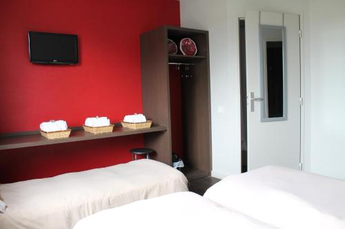 3 twin beds