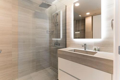 Newly Designed 3 beds w marina eye view - image 4