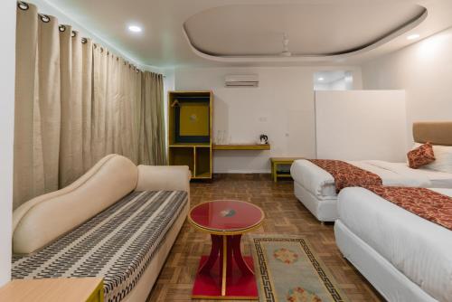 Deluxe Double or Twin Room image 3