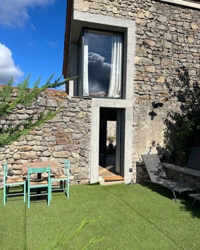 Létesítmények, Maisonnette jardin jacuzzi au cœur de Chambles in Chambles