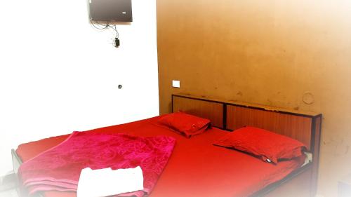 RAJA GUEST HOUSE -- Jalandhar Railway Station -- For Family, Couples, Travellers