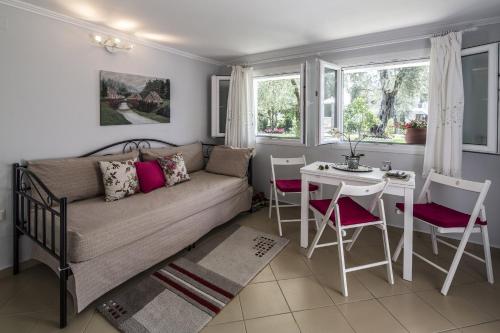 One-Bedroom Apartment with Pool View image 4