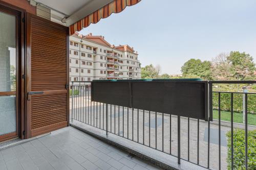  Apartment with Balcony nearby M3 Subway Yellow Line, Unterkunft in Mailand