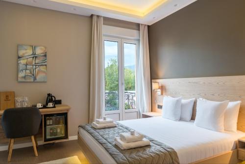 Emilia Lux Rooms - Tap to explore photos