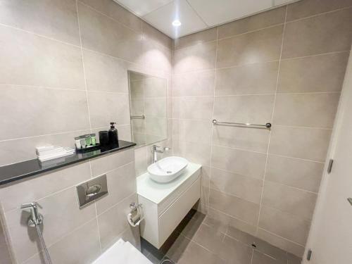 Modern Condo With Wide City Views From Balcony, Dubái (foto 9)