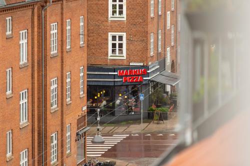View, Come Stay in Penthouse With Room For 2-People near Læge Philipp Harbig