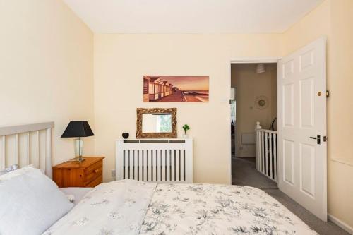 Charming Entire 2-Bedroom House in Milton Keynes