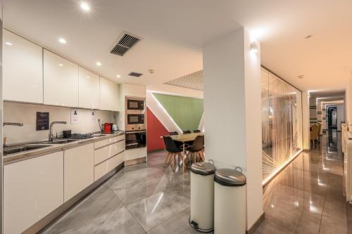 keuken, AmazINN Madrid Chamberi in Chamberi