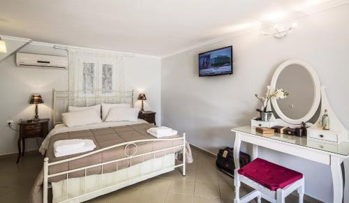 One-Bedroom Apartment with Pool View image 2