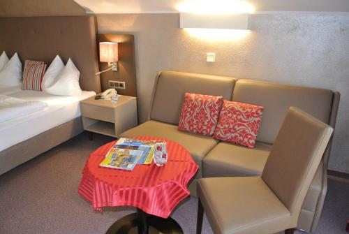1 king bed, 2 sofa beds