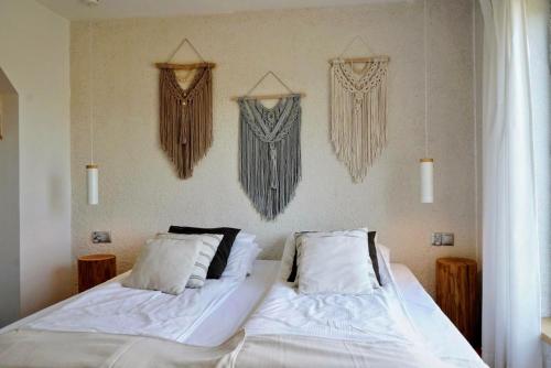 2 bedrooms, 5 beds