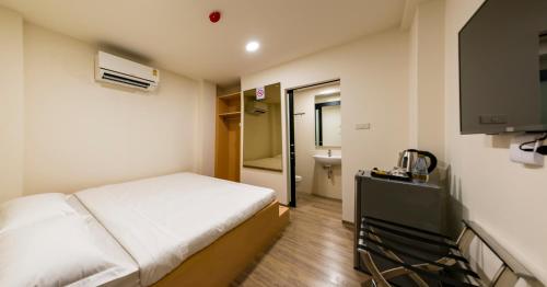 Standard Double Room (No Window) room in P18 Hotel