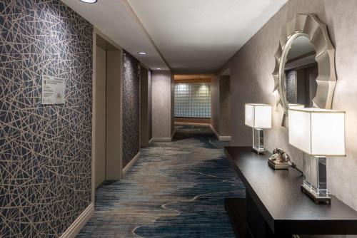 Hilton Alexandria Mark Center - image 6