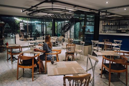 Restaurant, Natee The Riverfront Hotel Kanchanaburi in Kanchanaburi