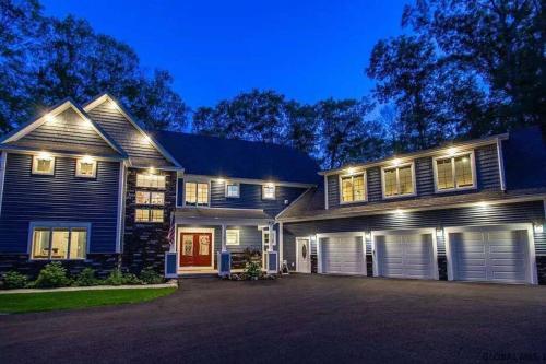The Athena Hideaway - hottub, firepit, lake & racetrack in Saratoga Springs, USA