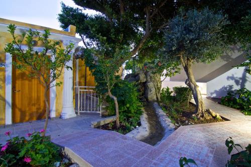 Garden, Kalypso Cretan Village Resort & Spa in Foinikas