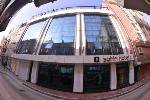 Samsun Sahin Hotel 2 The 3-star Samsun Sahin Hotel 2 offers comfort and convenience whether youre on business or holiday in Samsun. Offering a variety of facilities and services, the hotel provides all you need for a goo
