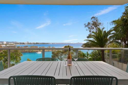 Oceanfront apartment on top of point Cartwright, Buddina (Foto 3)